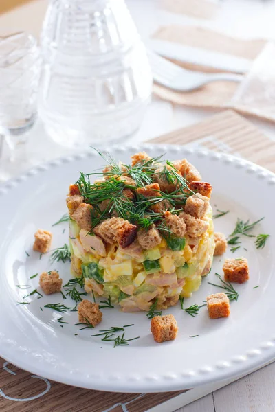 Jambe de poulet fumée et salade de maïs, mise au point sélective — Photo