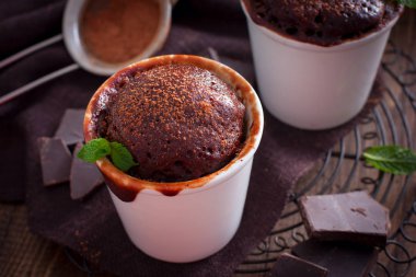 Çikolatalı kek, cam bir mikrodalga, yatay pişmiş