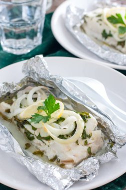 Otlar ve soğan folyo, seçici odak pişmiş cod