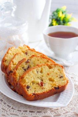 Üzümlü kek beyaz tabakta seçici odak