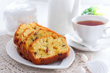 Üzümlü kek beyaz tabakta seçici odak