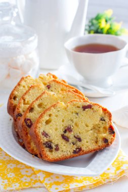 Üzümlü kek beyaz tabakta seçici odak