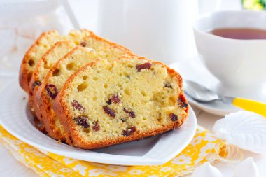 Üzümlü kek beyaz tabakta seçici odak