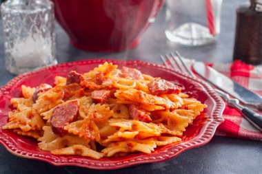 Tütsülenmiş sosis ve peynirli domates sosu, yatay ile makarna