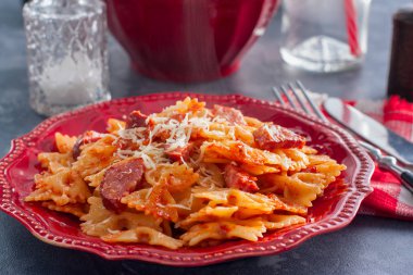 Tütsülenmiş sosis ve peynirli domates sosu, yatay ile makarna