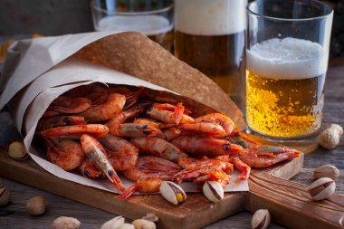 Domates sosu, seçici odak için bira karides kızarmış