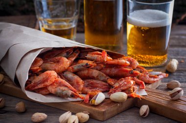 Domates sosu, seçici odak için bira karides kızarmış