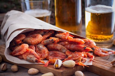 Domates sosu, seçici odak için bira karides kızarmış