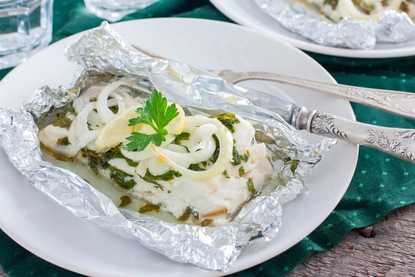 Bacalao Cocido Papel Aluminio Con Perejil Cebolla Horizontal — Foto de Stock