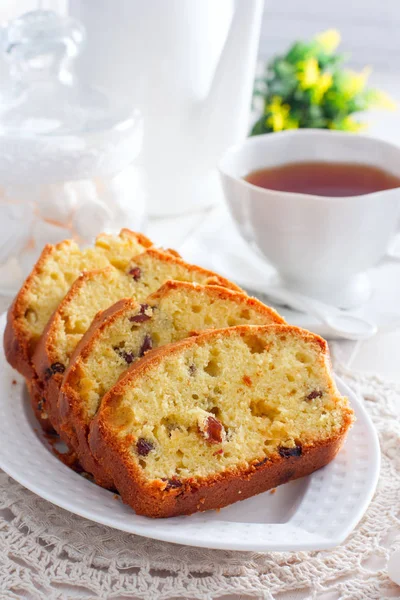 Üzümlü kek beyaz tabakta seçici odak