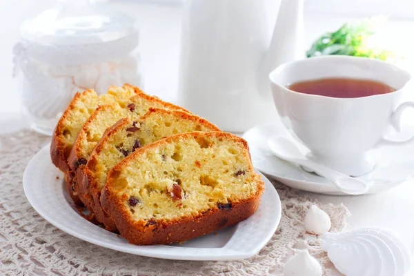 Üzümlü kek beyaz tabakta seçici odak