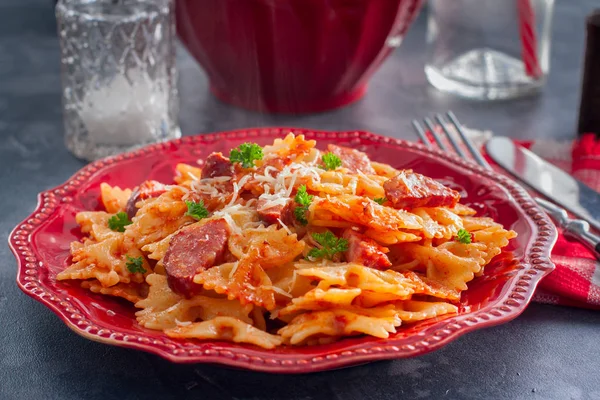 Pasta Con Salchicha Ahumada Salsa Tomate Cursi Horizontal —  Fotos de Stock