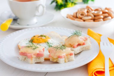 Sahanda yumurta ve sosis ve peynir, yatay ile sıcak sandviç ile kahvaltı