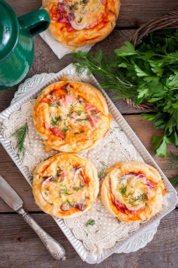 Sosis, üstten görünüm, seçici odak ile mini pizza