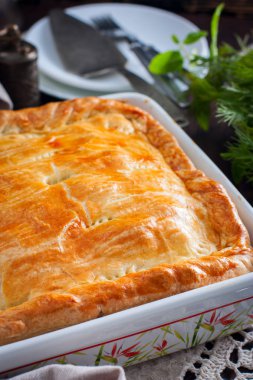Tavuk, patates ve soğan puf böreği kek, seçici odak