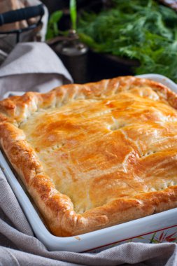 Tavuk, patates ve soğan puf böreği kek, seçici odak