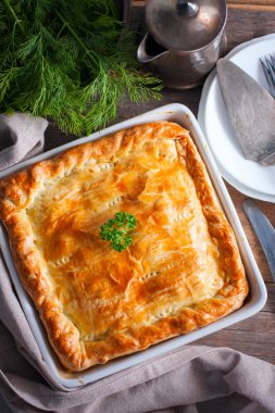Puf böreği pasta tavuk, patates ve soğan, quute pasta, seçici odak, üstten görünüm