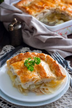 Tavuk, patates ve soğan, seçici odak ile puf böreği pasta dilimlenmiş