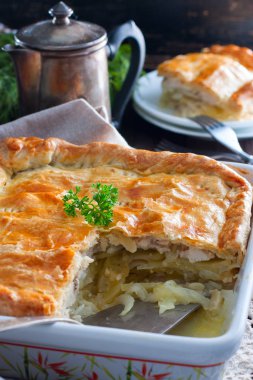 Puf böreği pasta tavuk, patates ve soğan, qubit'e pasta, seçici odak ile