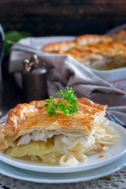 Tavuk, patates ve soğan, seçici odak ile puf böreği pasta dilimlenmiş