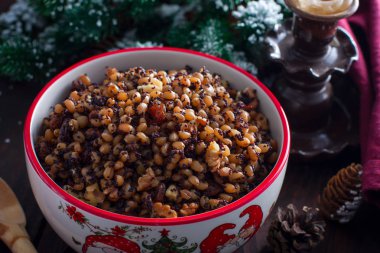 Kutya buğday taneleri, haşhaş tohumu, fındık, kuru üzüm ve baldan yapılmış bir Noel tabağıdır. Yulaf lapası, Noel kutlaması başladı..