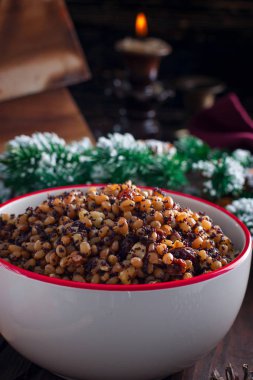 Buğday, kuru üzüm ve fındıktan Noel kutia 'sı, seçici odaklanma