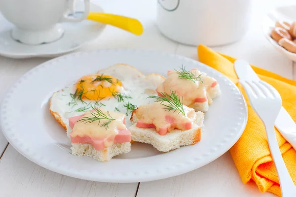 Café Manhã Com Ovo Frito Sanduíches Quentes Com Salsicha Queijo — Fotografia de Stock