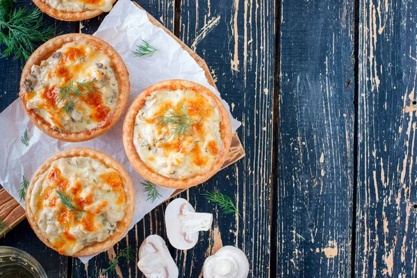 Zelfgemaakte Hartige Herfst Taarten Met Verse Seizoensgebonden Champignons Een Knapperig — Stockfoto