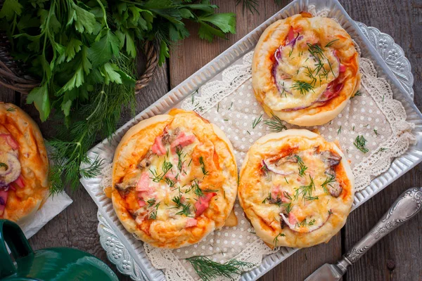 Mini Pizza Makkaralla Ylhäältä Valikoiva Painopiste — kuvapankkivalokuva