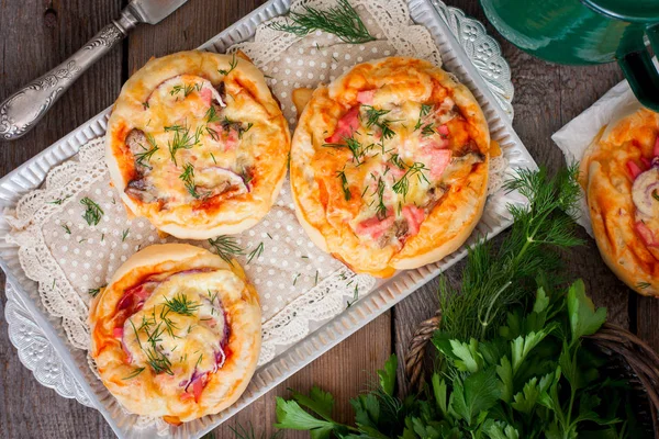 Mini Pizza Com Salsicha Vista Superior Foco Seletivo — Fotografia de Stock