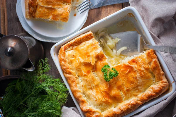 Puf böreği pasta tavuk, patates ve soğan, quute pasta, seçici odak, üstten görünüm