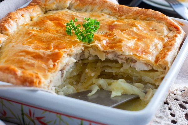 Torta Massa Folhada Com Frango Batatas Cebolas Torta Qubit Foco — Fotografia de Stock