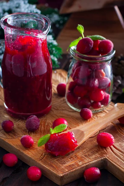 Ahşap oyun tahtası, seçici odak kızılcık sosu