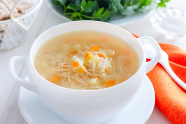 Tavuk şehriye çorbası ve patates beyaz bir kase, yatay