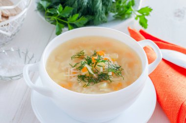 Tavuk şehriye çorbası ve patates beyaz bir kase, yatay