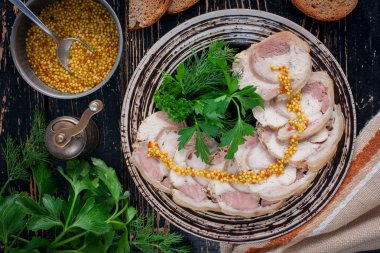 Haşlanmış domuz eti rulo tavuk fileto ve baharat ile bir ahşap masa, üstten görünüm, yatay