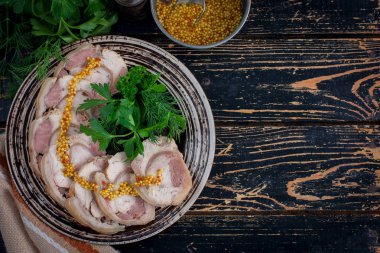 Domuz knuckle rulo tavuk fileto ve baharat ile hardal, üstten görünüm, kopya alanı ile ahşap bir masa üzerinde