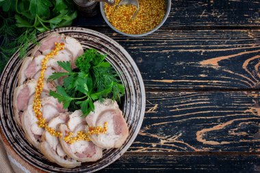 Domuz knuckle rulo tavuk fileto ve baharat ile hardal, üstten görünüm, kopya alanı ile ahşap bir masa üzerinde