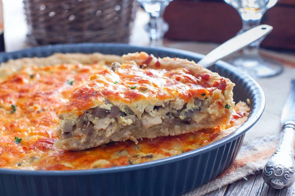 Torta Aberta Com Frango Cogumelos Horizontal — Fotografia de Stock