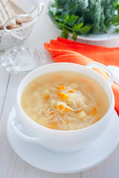 Vermicelli zupa z kurczaka i ziemniaków w misce biały, Selektywny fokus — Zdjęcie stockowe