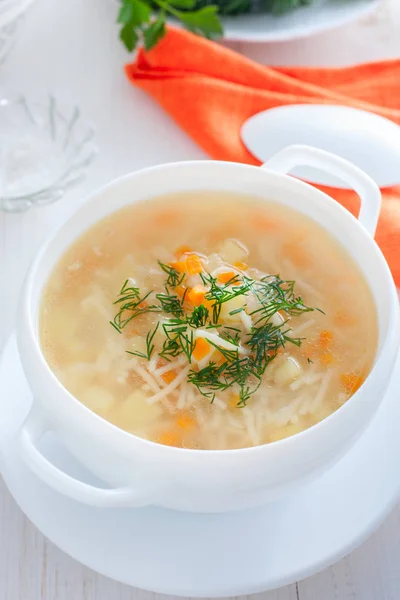 Vermicelli zupa z kurczaka i ziemniaków w misce biały, Selektywny fokus — Zdjęcie stockowe