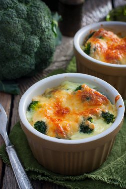 Bazı bölümlerinde, seçici odak peynirli brokoli pişmiş