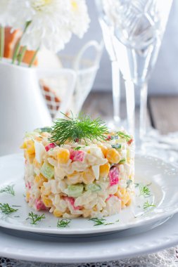 Mısır ve yengeç salatası yapışır. Geleneksel Rus yemekleri. Seçici odak.