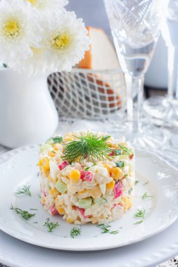 Mısır ve yengeç salatası yapışır. Geleneksel Rus yemekleri. Seçici odak.