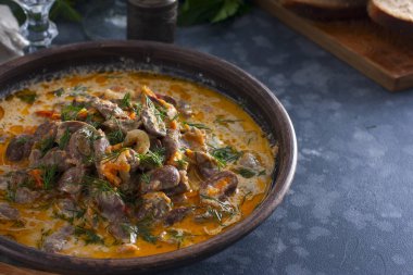 Ekşi krema bir ahşap stand, yatay bir kil kase komposto tavuk kalpler