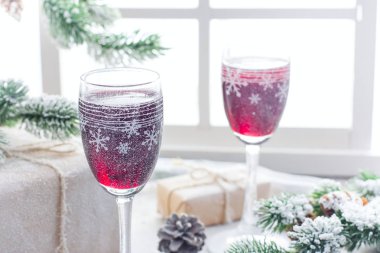 Noel süsleri, yatay kar tabloda şenlikli Kiraz likörü