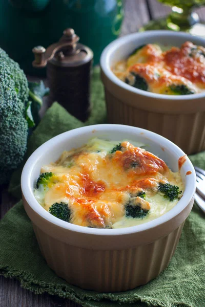 Broccoli Forno Con Formaggio Porzioni Focus Selettivo — Foto Stock