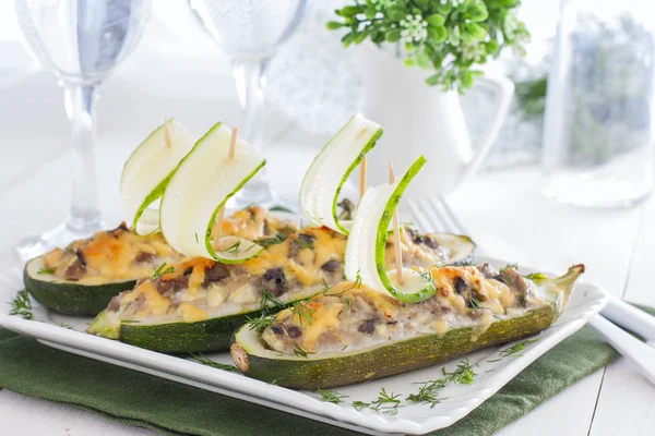 Festive Farcite Con Carne Funghi Zucchine Forma Barche Decorate Con — Foto Stock