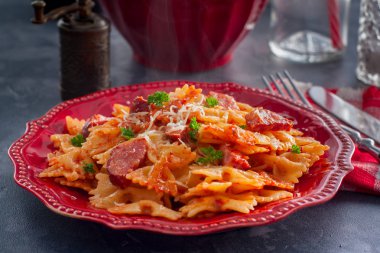 Tütsülenmiş sosis ve peynirli domates sosu, yatay ile makarna