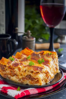 Geleneksel ev yapımı lazanya bolognese, seçici odak bir dilim